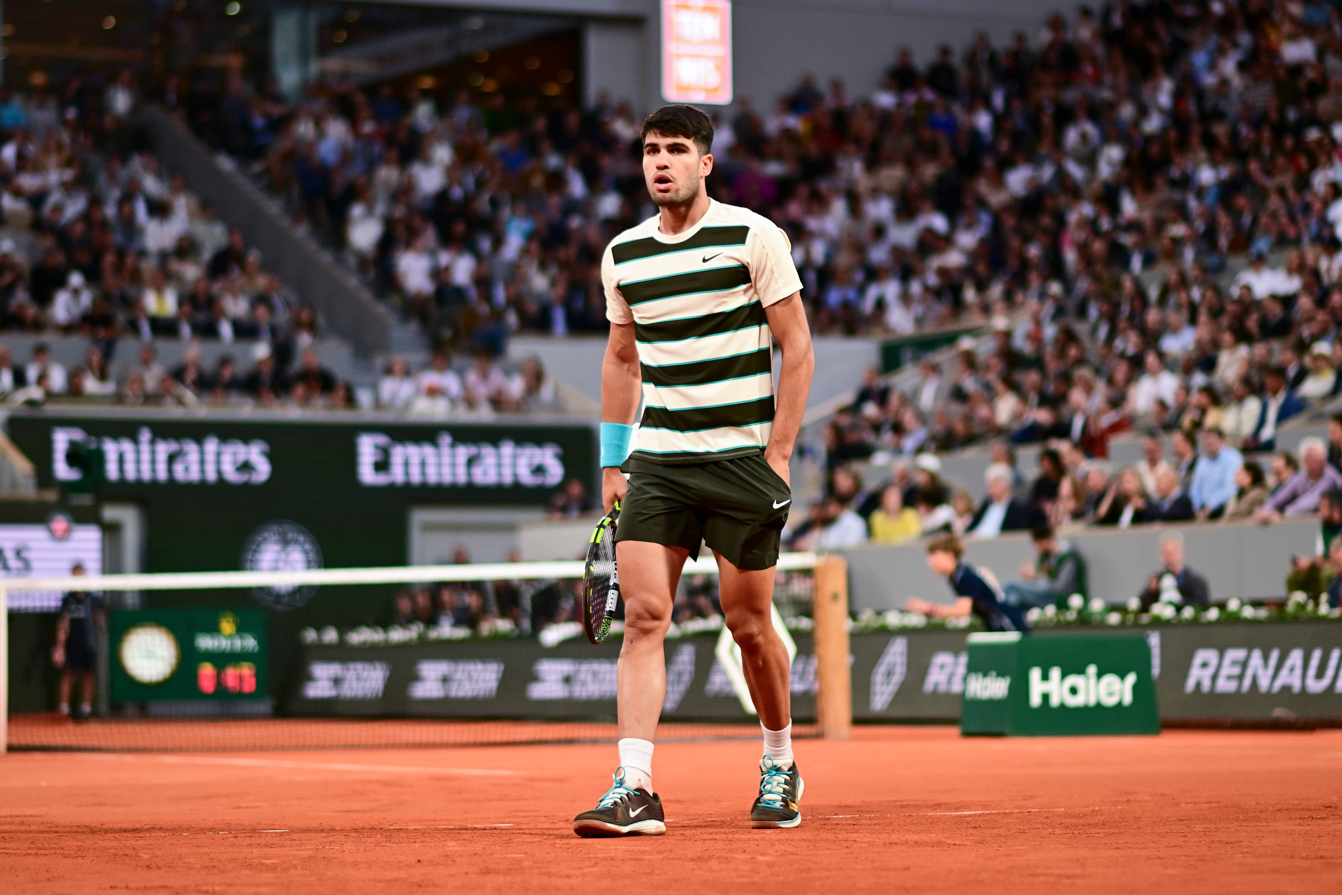 包含法国网球队险胜欧洲网球队，阿尔卡拉斯统治全场的词条