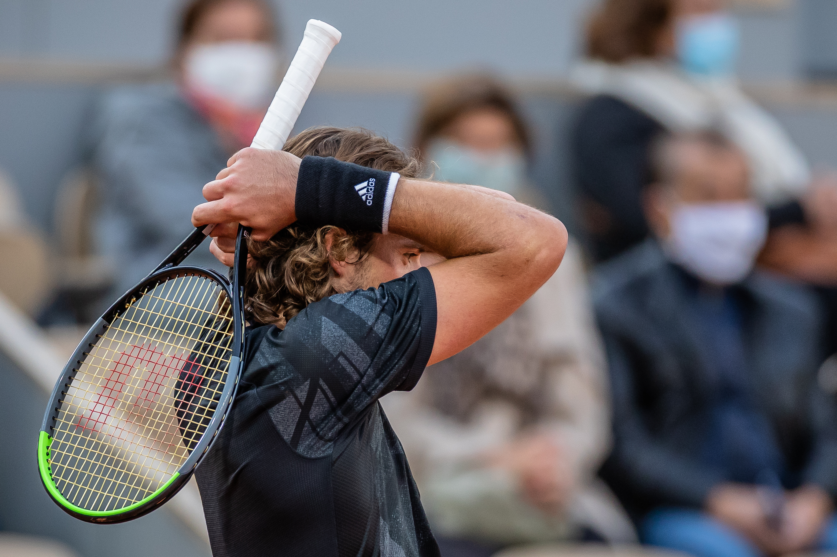 包含世界网球队血洗英国网球队，西西帕斯送出助攻的词条