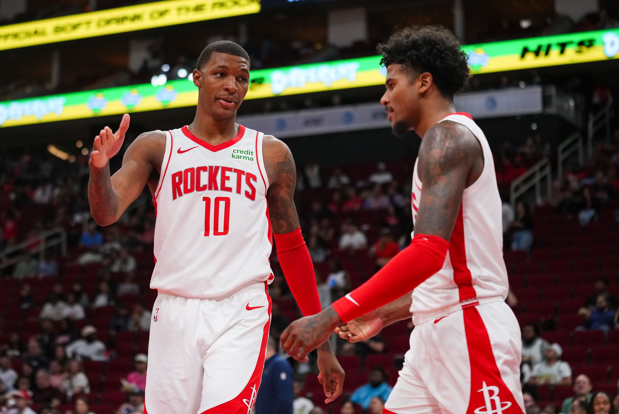 包含火箭鏖战鹈鹕，米尔萨普送出助攻的词条