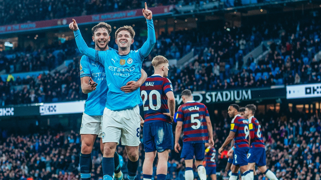 包含曼城主场大获全胜成为夺冠热门的词条