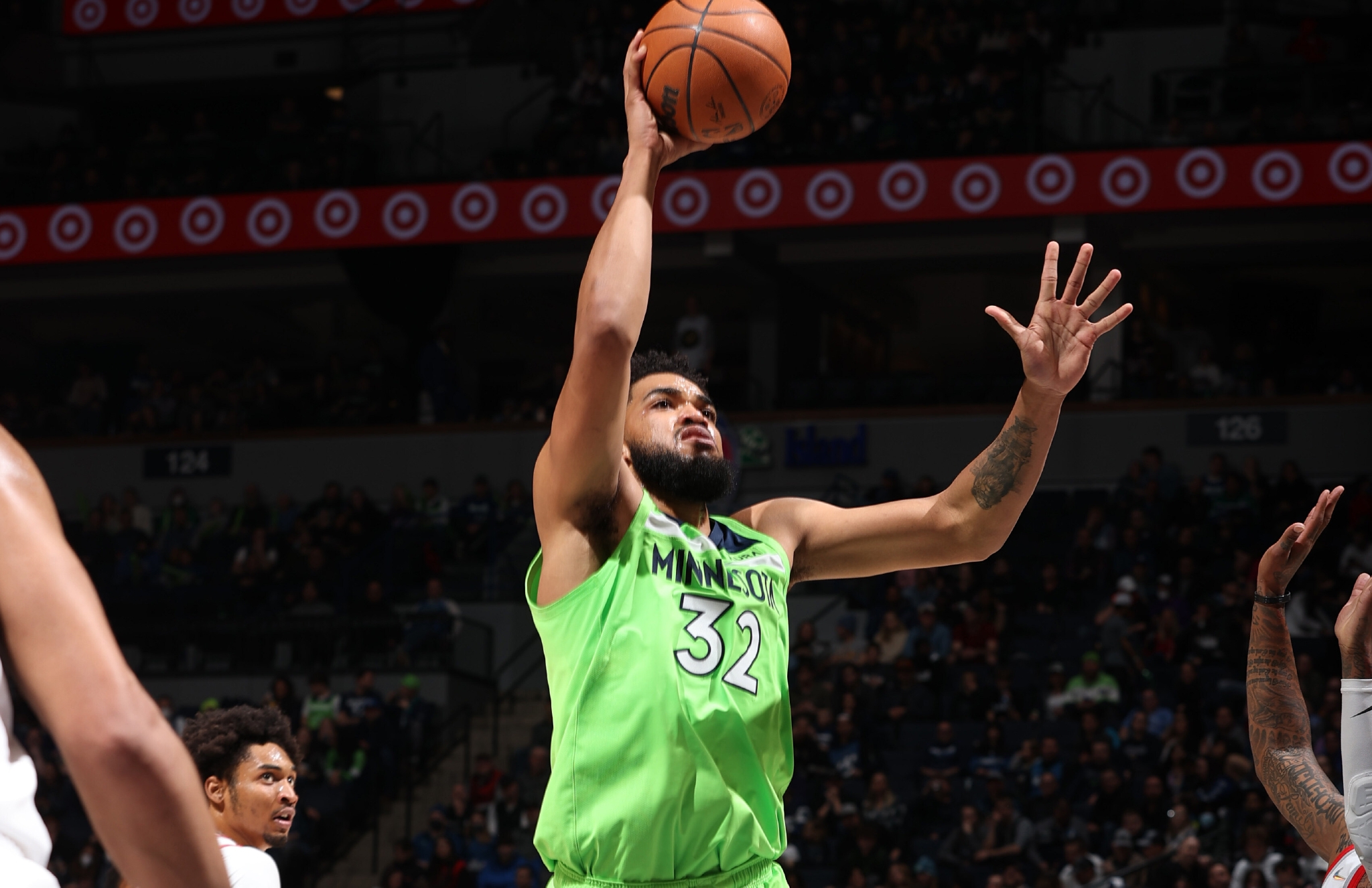 包含广西狼队轻取贵州风云队，双方悬殊的词条