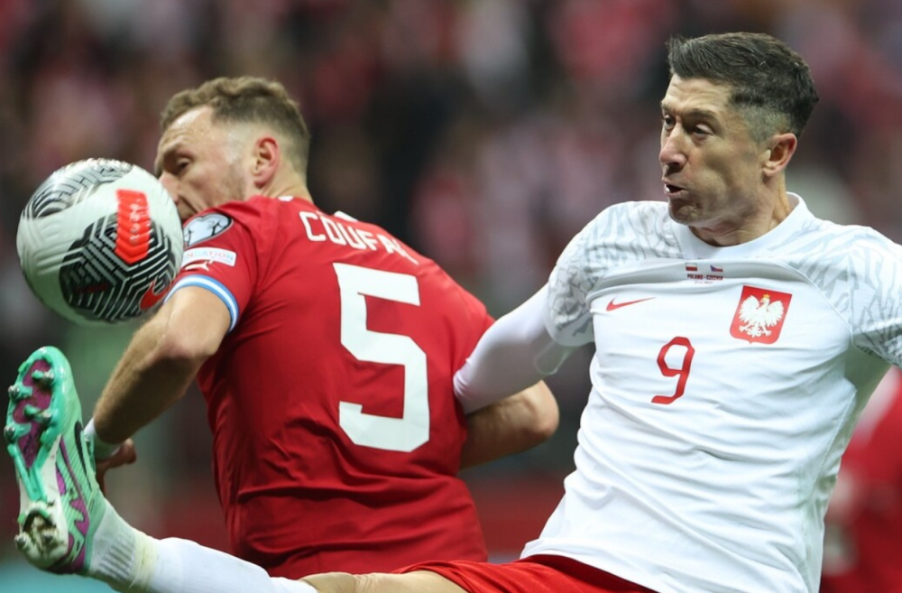 包含意大利豪取胜利，成功杀入欧预赛半决赛的词条